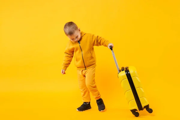 Μικρό ταξιδιώτη τουριστικά παιδί αγόρι 3-4 ετών απομονώνονται σε κίτρινο — Φωτογραφία Αρχείου