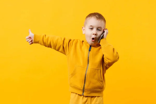 Pequeno garoto legal menino 3-4 anos de idade em roupas amarelas falando no m — Fotografia de Stock
