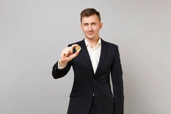 Портрет молодого бизнесмена в классическом черном костюме, удержание рубашки — стоковое фото