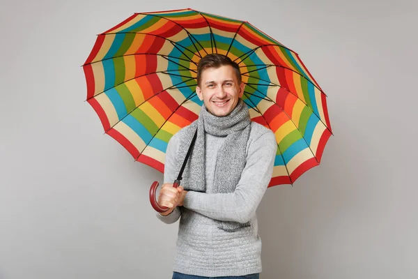 Привлекательный молодой человек в сером свитере, шарф с разноцветной тусклой — стоковое фото
