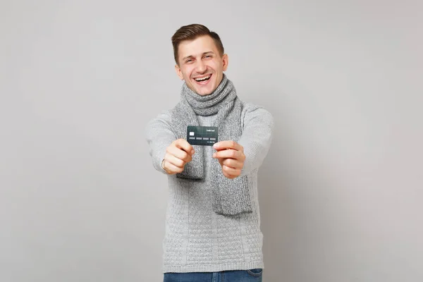 회색 스웨터, 스카프 지주 신용 은행 ca에서 젊은 남자를 웃 고 — 스톡 사진