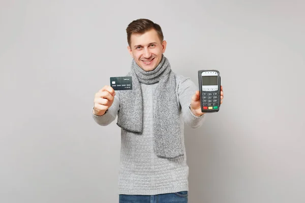 Schöner Mann mit drahtlosem modernem Bankzahlungsterminal an pr — Stockfoto