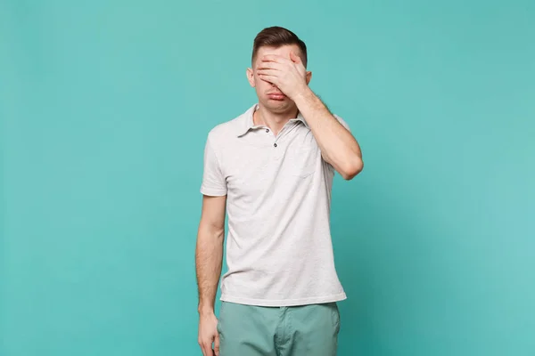 Retrato de un joven trastornado con ropa casual de pie, cubriendo — Foto de Stock