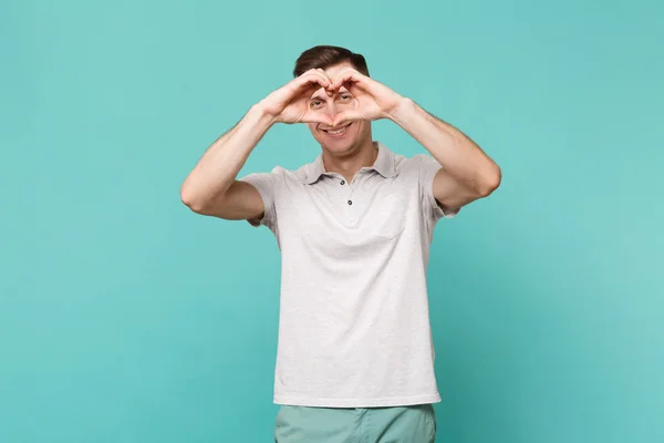 Porträt eines lächelnden jungen Mannes in lässiger Kleidung — Stockfoto