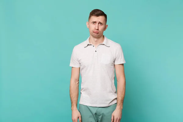 Portrét uražené nespokojen mladý muž v příležitostných šatech — Stock fotografie