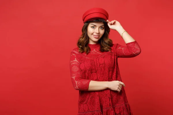 Retrato de una joven sonriente en vestido de encaje con gorra, looki —  Fotos de Stock