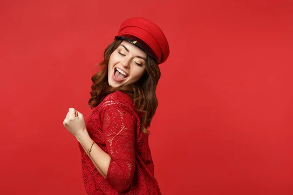 Вид збоку радісна смішна мила молода жінка в мереживному платті і шапці — стокове фото