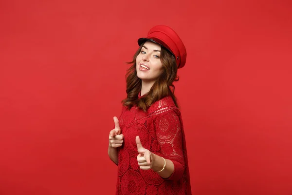 Retrato de mujer joven impresionante en vestido de encaje, gorra señalando ind —  Fotos de Stock