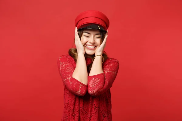 Ritratto di giovane donna sorridente in abito di pizzo e cappuccio mantenendo ey — Foto Stock