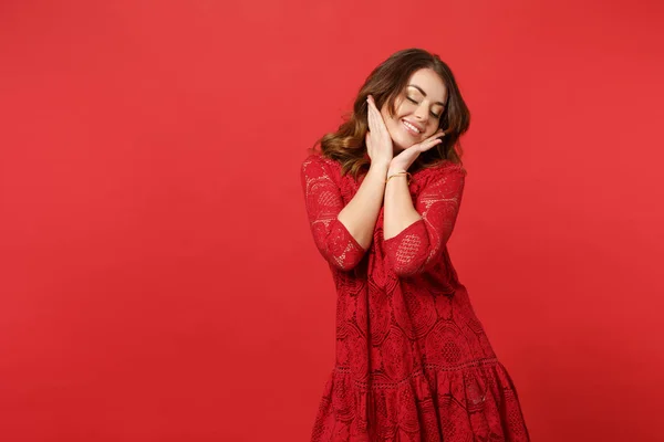 Retrato de mujer joven bonita en vestido de encaje manteniendo los ojos cerrados —  Fotos de Stock