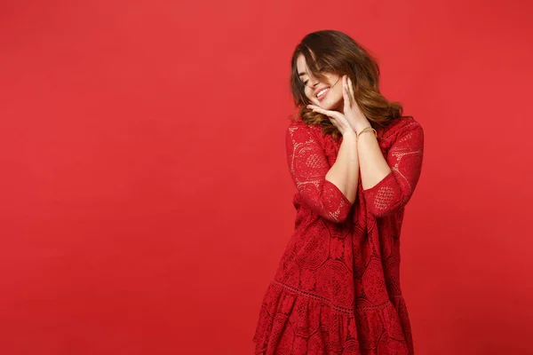 Retrato de tierna mujer joven en vestido de encaje mirando a un lado , — Foto de Stock