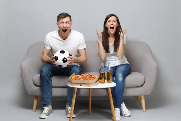 Grito pareja mujer hombre fútbol fans animar hasta apoyo favori — Foto de Stock