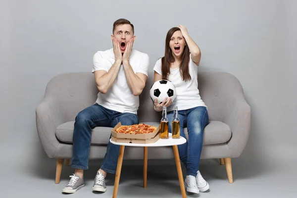 Sorprendido preocupado pareja mujer hombre fútbol fans animar apoyo — Foto de Stock