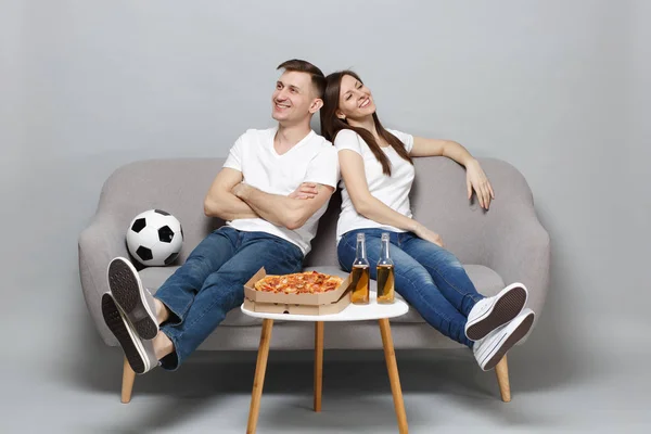 Sonriente pareja mujer hombre fútbol fans en blanco camiseta animar — Foto de Stock