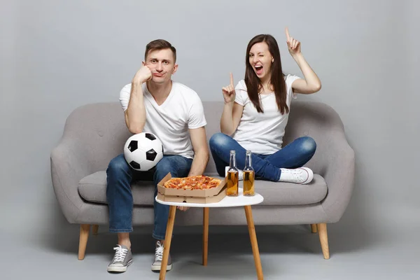 Diversión pareja mujer hombre fútbol fans animar apoyo té favorito — Foto de Stock