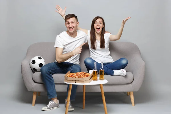 Emocionado pareja mujer hombre fútbol fans animar apoyo favorito —  Fotos de Stock