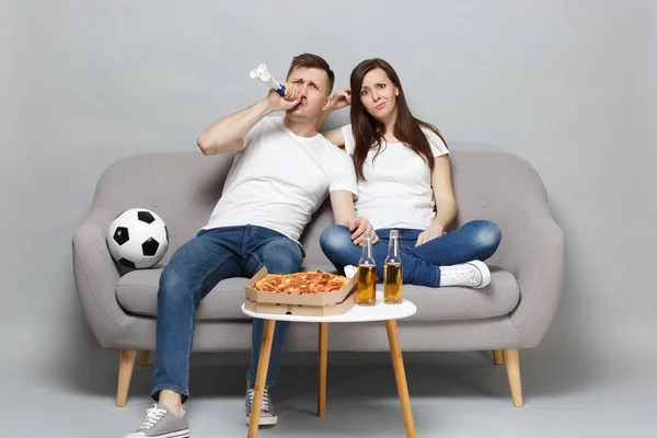 Desconcertado pareja mujer hombre fútbol fans en blanco camiseta animar — Foto de Stock