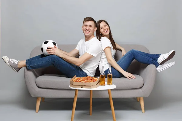 Sonriente pareja mujer hombre fútbol fans animar apoyo favorito — Foto de Stock