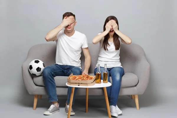 Nerviosa pareja mujer hombre fútbol fans en blanco camiseta animar — Foto de Stock