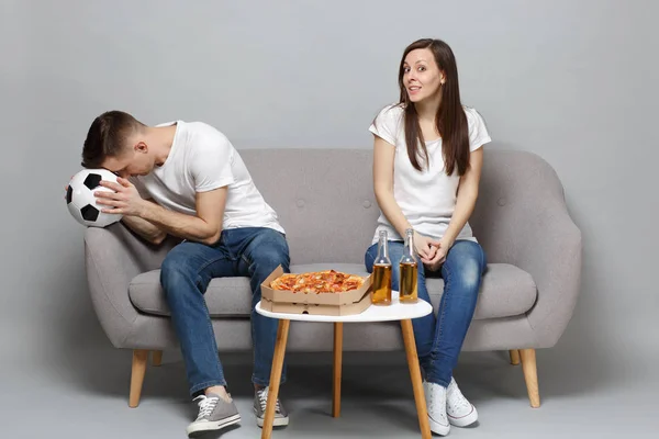 Pareja mujer aburrido hombre fútbol fans en blanco camiseta animar — Foto de Stock