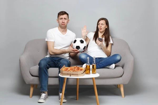 Triste pareja mujer hombre fútbol fans animar apoyo favorito té — Foto de Stock