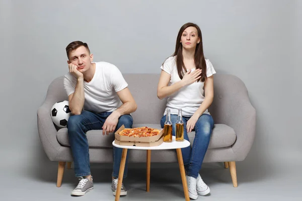 Pareja mujer aburrido hombre fútbol fans en blanco camiseta animar —  Fotos de Stock