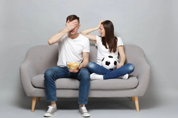 Disgustado pareja mujer hombre fútbol fans animar apoyo favor —  Fotos de Stock