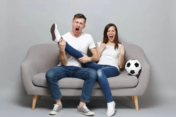 Pazzo urlando coppia donna uomo tifosi di calcio rallegrare il sostegno — Foto Stock