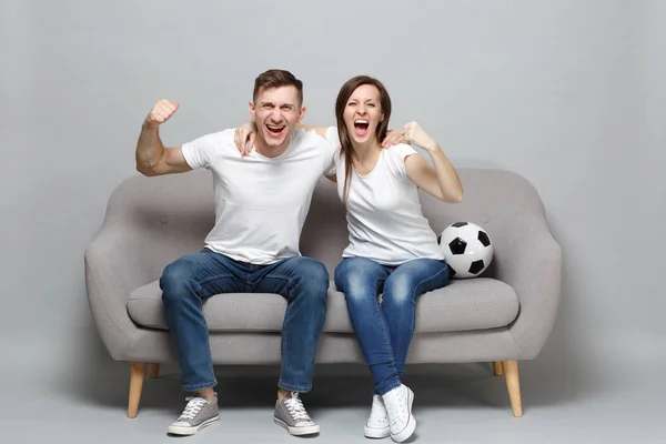 Веселая пара женщина мужчина футбольные болельщики поднять поддержку фаворита — стоковое фото