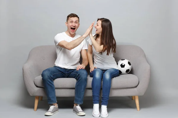 지원 좋아하는 기운 흥분된 커플 여자 남자 축구 팬 들 — 스톡 사진