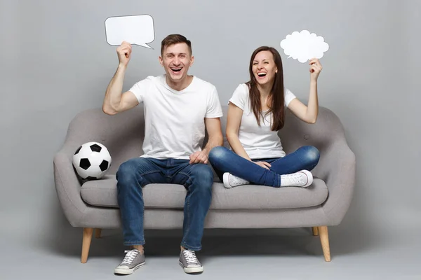 Ridendo coppia donna uomo tifosi di calcio rallegrare favorito sostegno — Foto Stock