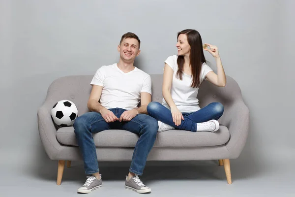 Sorridente coppia donna uomo tifosi di calcio rallegrare il supporto preferito — Foto Stock