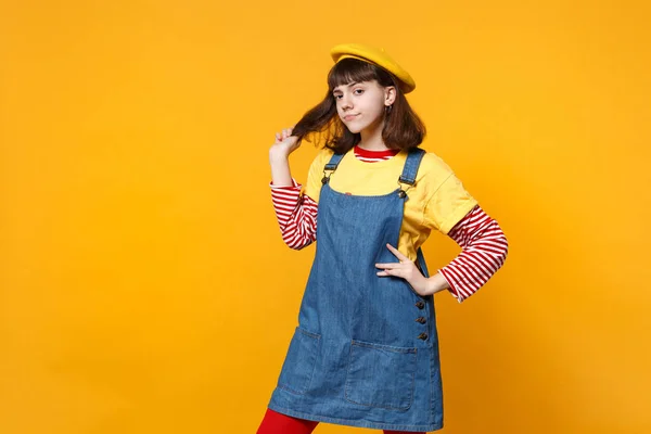 Menina confuso adolescente em francês boina denim vestido de pé wi — Fotografia de Stock