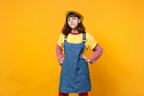 Retrato de chica brillante adolescente en boina francesa, vestido de mezclilla — Foto de Stock