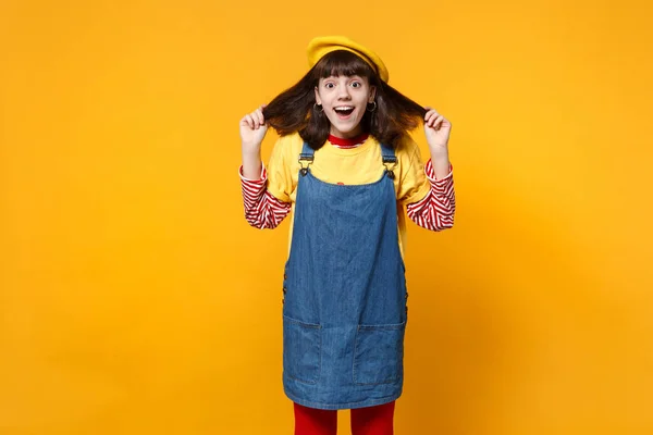 Ritratto di ragazza sorpresa adolescente in berretto francese, sundr in denim — Foto Stock