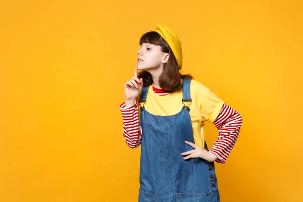 Chica curiosa adolescente en boina francesa, vestido de mezclilla buscando como — Foto de Stock