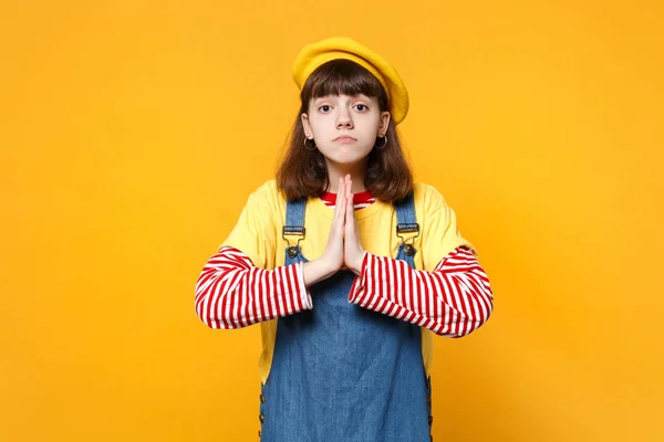 Retrato de preocupado menina adolescente no francês boina, denim sundr — Fotografia de Stock