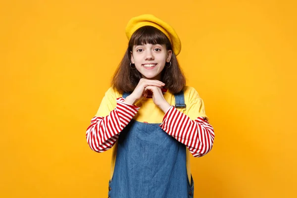 Ritratto di adolescente sorridente in berretto francese, denim sundres — Foto Stock