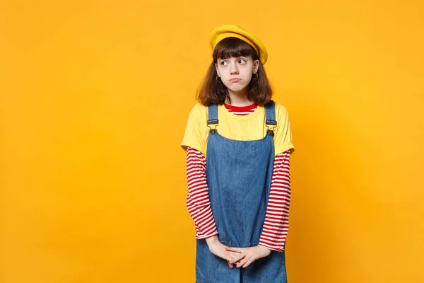 Ritratto di ragazza offesa scontenta adolescente in berretto francese, d — Foto Stock