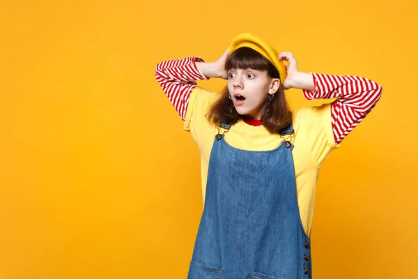 Choqué fille effrayée adolescent en béret français, robe de soleil en denim mis — Photo