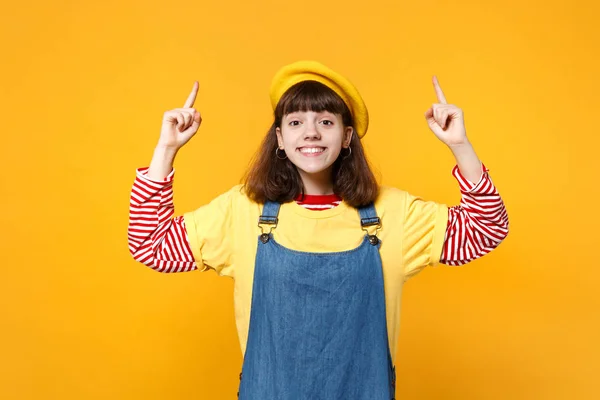 Retrato de niña sonriente adolescente en boina francesa vestido de mezclilla — Foto de Stock