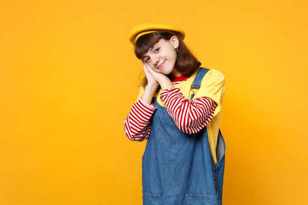 Relaxado sorridente menina adolescente em francês boina, denim sundress re — Fotografia de Stock