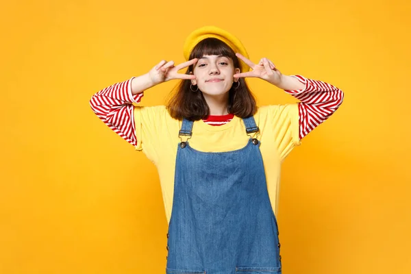 Retrato de chica bonita adolescente en boina francesa y vaquero sundr —  Fotos de Stock