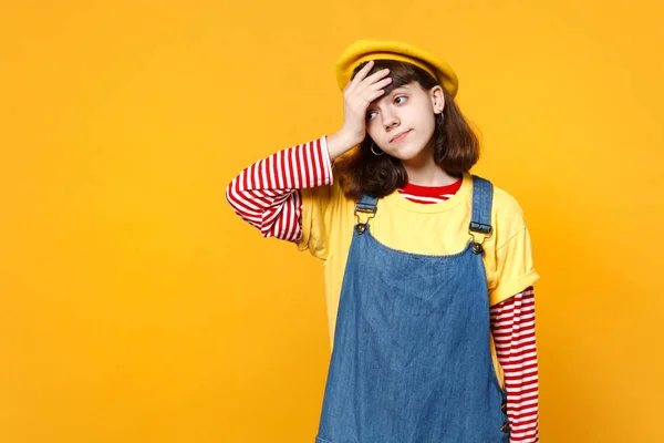 Ritratto di adolescente stanca in berretto francese, prendisole in denim — Foto Stock