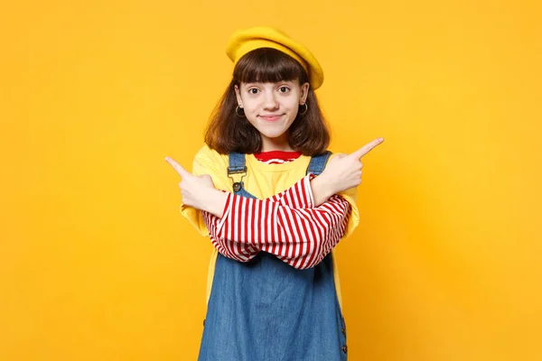 Ładna dziewczyna nastolatek w francuskim Beret, denim sundress Holding Han — Zdjęcie stockowe