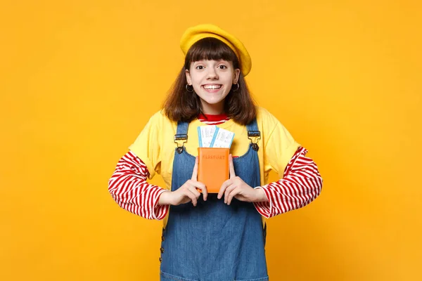 Sorridente bella ragazza adolescente in berretto francese, denim prendisole alcol — Foto Stock