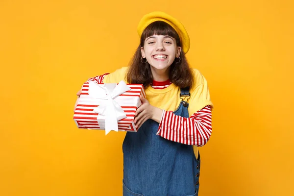 Chica feliz adolescente en boina francesa, vestido de mezclilla sosteniendo rojo — Foto de Stock