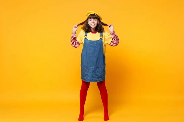 Ritratto completo di ragazza divertente adolescente in berretto francese e — Foto Stock