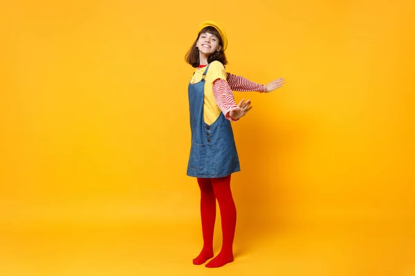 Retrato de comprimento total de encantador menina adolescente em boina francesa , — Fotografia de Stock