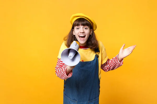 Excited girl teenager in french beret, denim sundress scream in — Stock Photo, Image